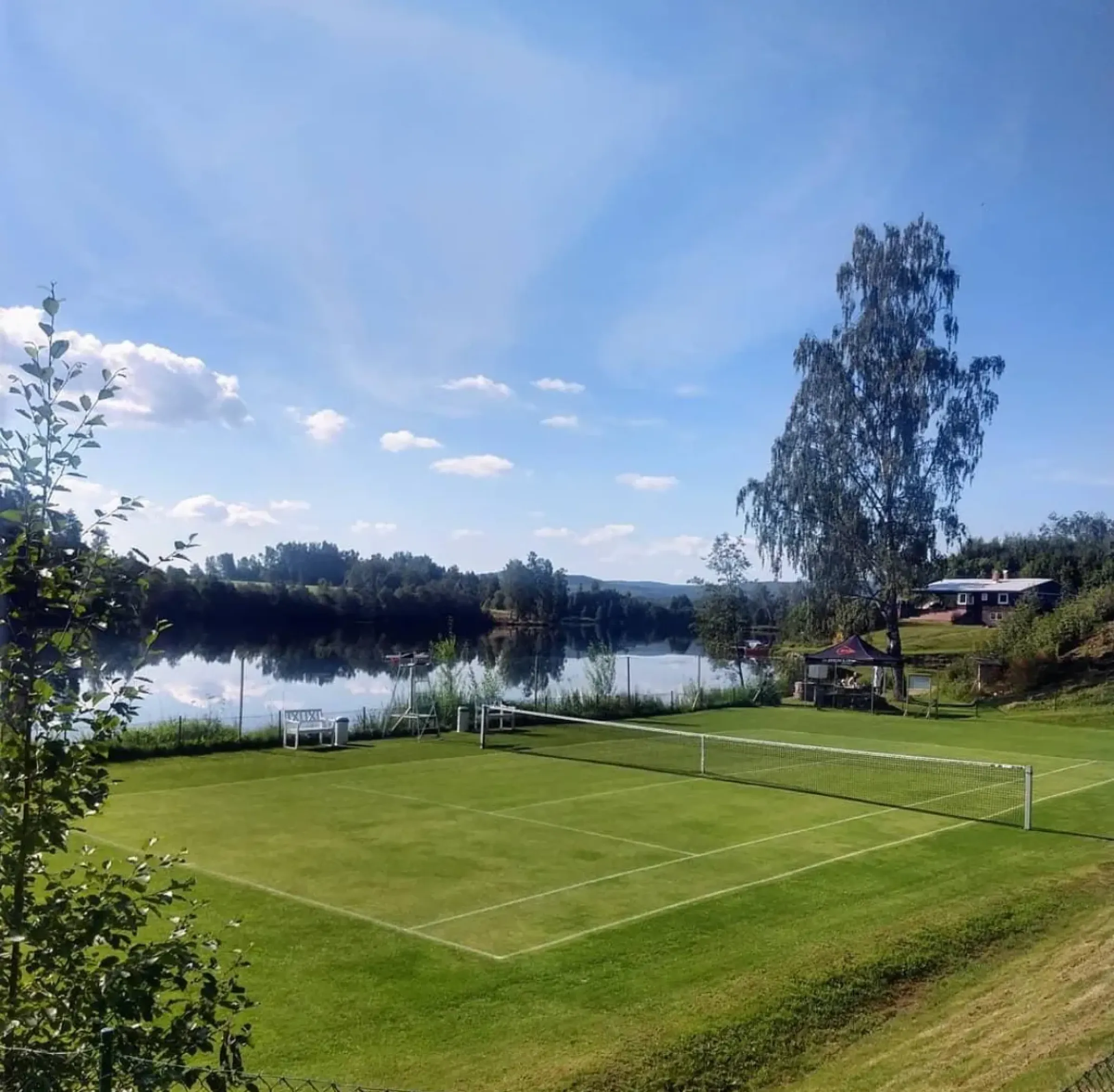 Grästennisbana på området